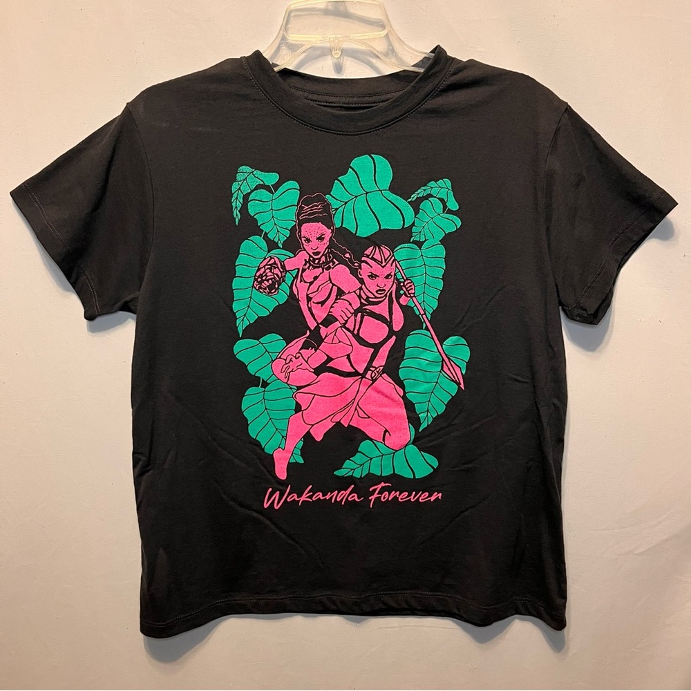 Marvel Black Panther “Wakanda Forever” Shuri and Ramonda Shirt Size Medium